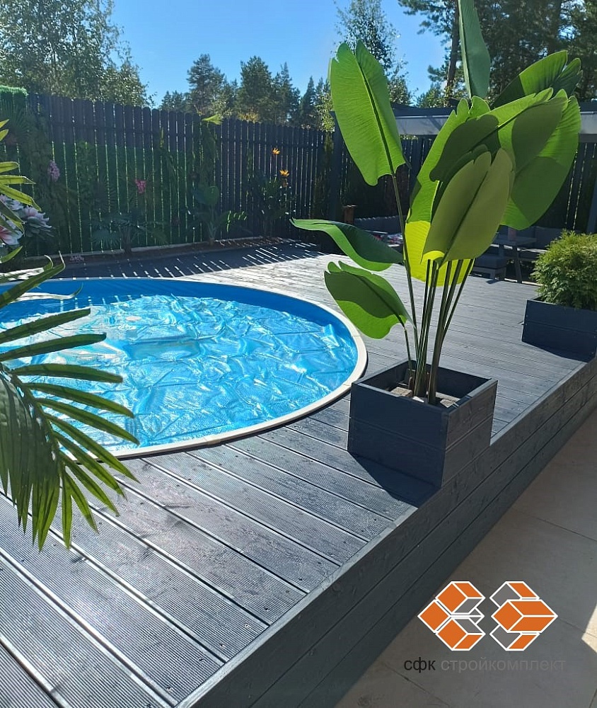 Монтаж террасной доски вокруг открытого бассейна