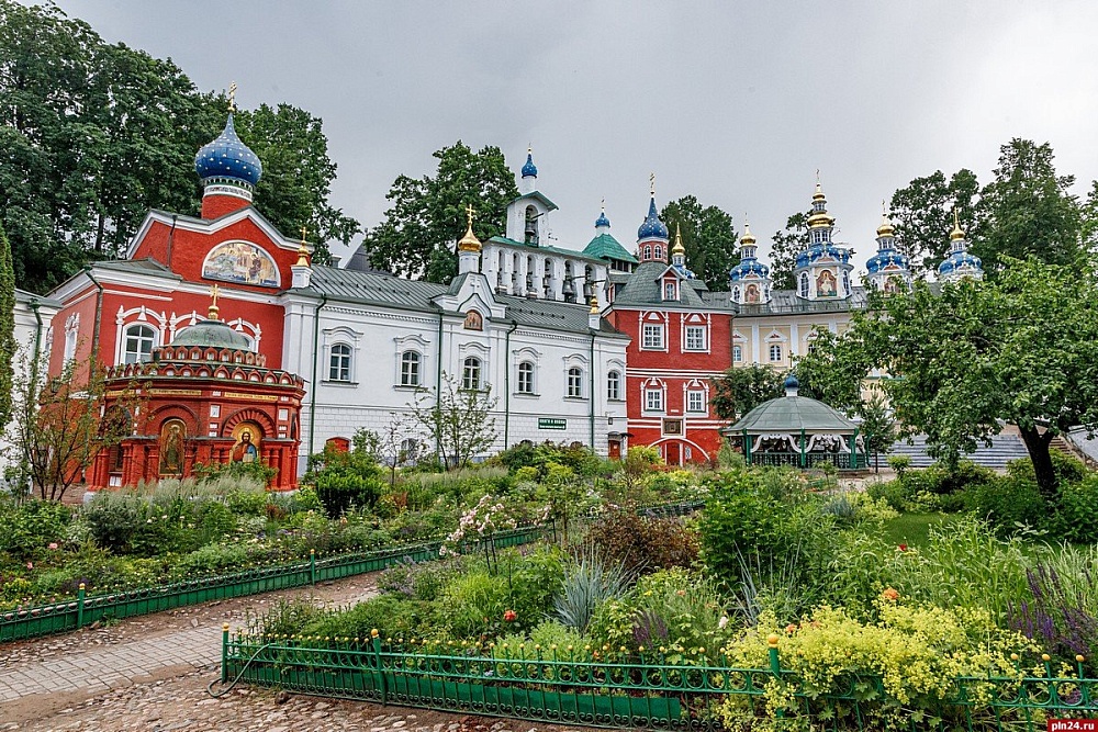 Фальцевая кровля Ruukki на Псково-Печерском монастыре
