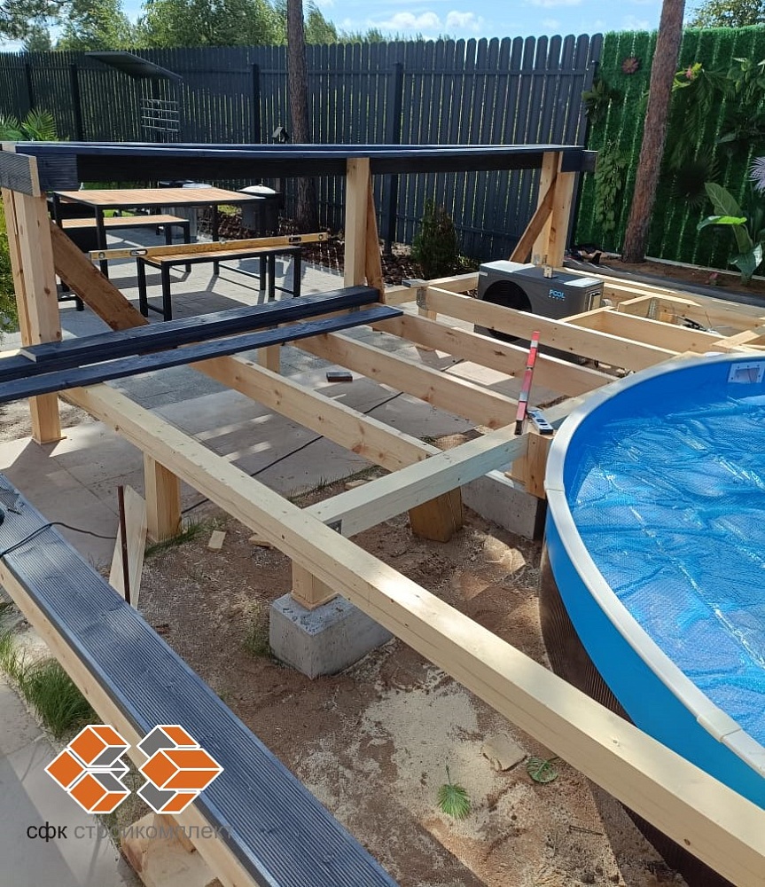 Монтаж террасной доски вокруг открытого бассейна