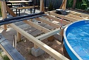 Монтаж террасной доски вокруг открытого бассейна
