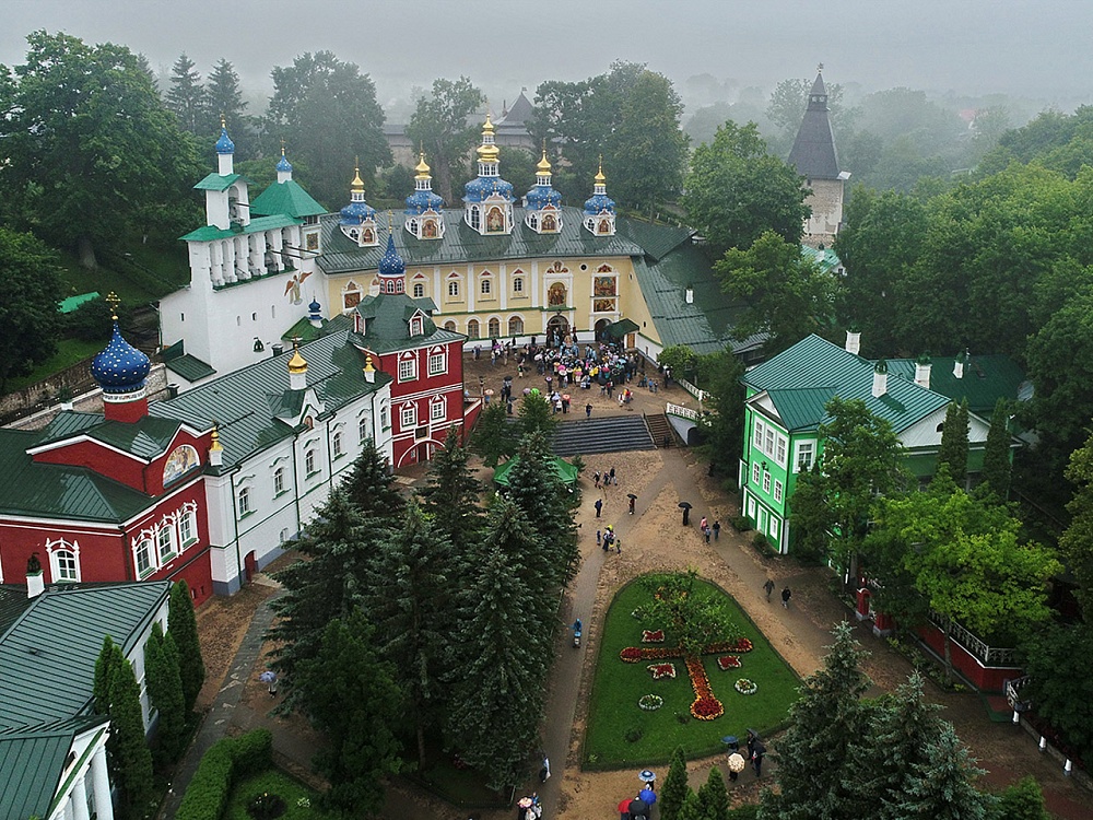 Фальцевая кровля Ruukki на Псково-Печерском монастыре