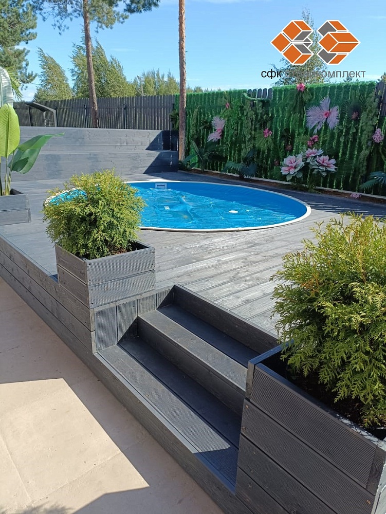 Монтаж террасной доски вокруг открытого бассейна