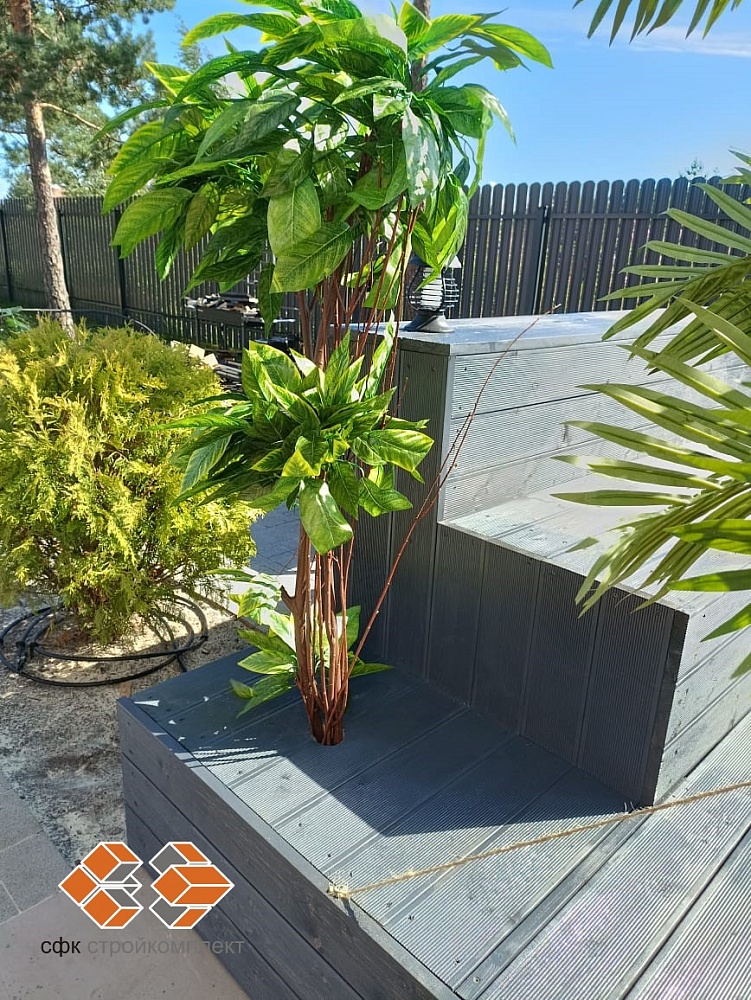 Монтаж террасной доски вокруг открытого бассейна