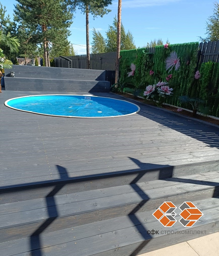 Монтаж террасной доски вокруг открытого бассейна