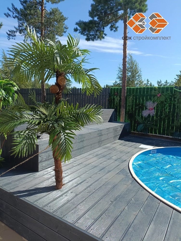 Монтаж террасной доски вокруг открытого бассейна